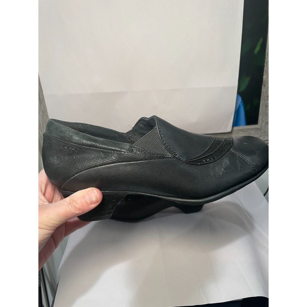Aravon Women's Provence Asymmetrical Slipon Pump Black Leather 7.5‎ US / 5UK